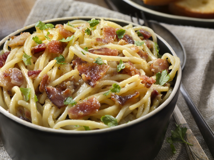 O Espaguete à Carbonara é uma receita clássica que, com poucos ingredientes e uma técnica simples, transforma qualquer refeição em um verdadeiro banquete. Seja para um almoço rápido ou um jantar especial, essa receita sempre impressiona e deixa todos com vontade de repetir. Agora que você aprendeu todos os segredos dessa delícia, é só colocar em prática e arrasar na cozinha! E se você quiser mais receitas fáceis e saborosas como essa, continue acompanhando o blog Me Informei Receitas. Aqui, você sempre vai encontrar novas ideias para brilhar na cozinha!